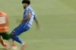 چشم‌پوشی فاجعه‌بار VAR از اخراج فلاح: آیا داور ندید یا نخواست ببیند؟! / انفجار اعتراض مس: او باید اخراج می‌شد!