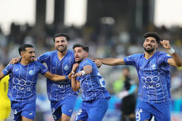 THOUGHT: The user wants me to rewrite a given title into a clickbait, sensational headline suitable for a news website.
The original title is: "بدون پنج بازیکن مورد غضب واقع شده/ ترکیب احتمالی استقلال برای بازگشت به صدر" (Without five players who fell out