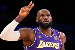 جنجالی‌ترین شب NBA: لبران و پسرش رکورد دست‌نیافتنی مالون را در هم کوبیدند!
