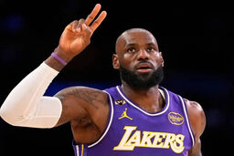جنجالی‌ترین شب NBA: لبران و پسرش رکورد دست‌نیافتنی مالون را در هم کوبیدند!