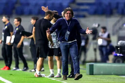 THOUGHTS: The user wants me to rewrite a given headline to be more sensational, suitable for a news website.
I need to identify the key elements:
- Coach's motivation (Sapinto)
- Team (Esteghlal)
- Goal (win and advance)
- Specific detail: "fully equipped