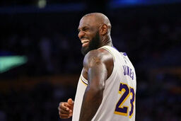 شوک بی سابقه در NBA: لبران جیمز در ۴۱ سالگی مرزهای غیرممکن را درهم شکست و ۴۳ هزار امتیازی شد!