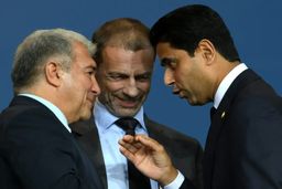 THOUGHT: The user wants me to rewrite a given title into a clickbait-style headline suitable for a news website.
The original title is: "بعد از عقب‌نشینی استراتژیک لاپورتا/ رسمی: بازگشت بارسلونا به خانواده فوتبال"
Key elements:
- "عقب‌نشینی استراتژیک لاپو