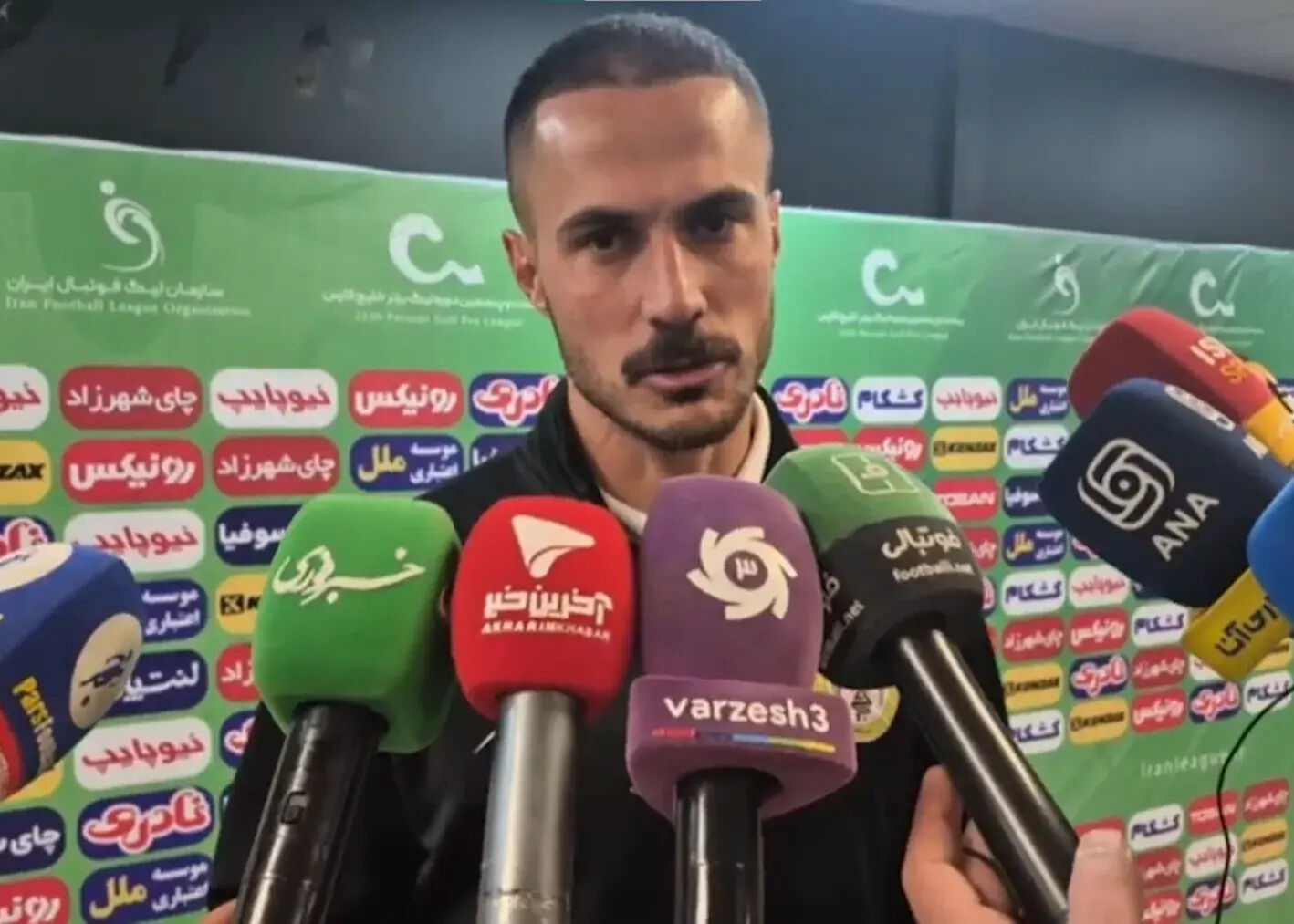 شوک در فوتبال! مدافع فجر: داور استقلال را با کیک و تمشک بُرد!