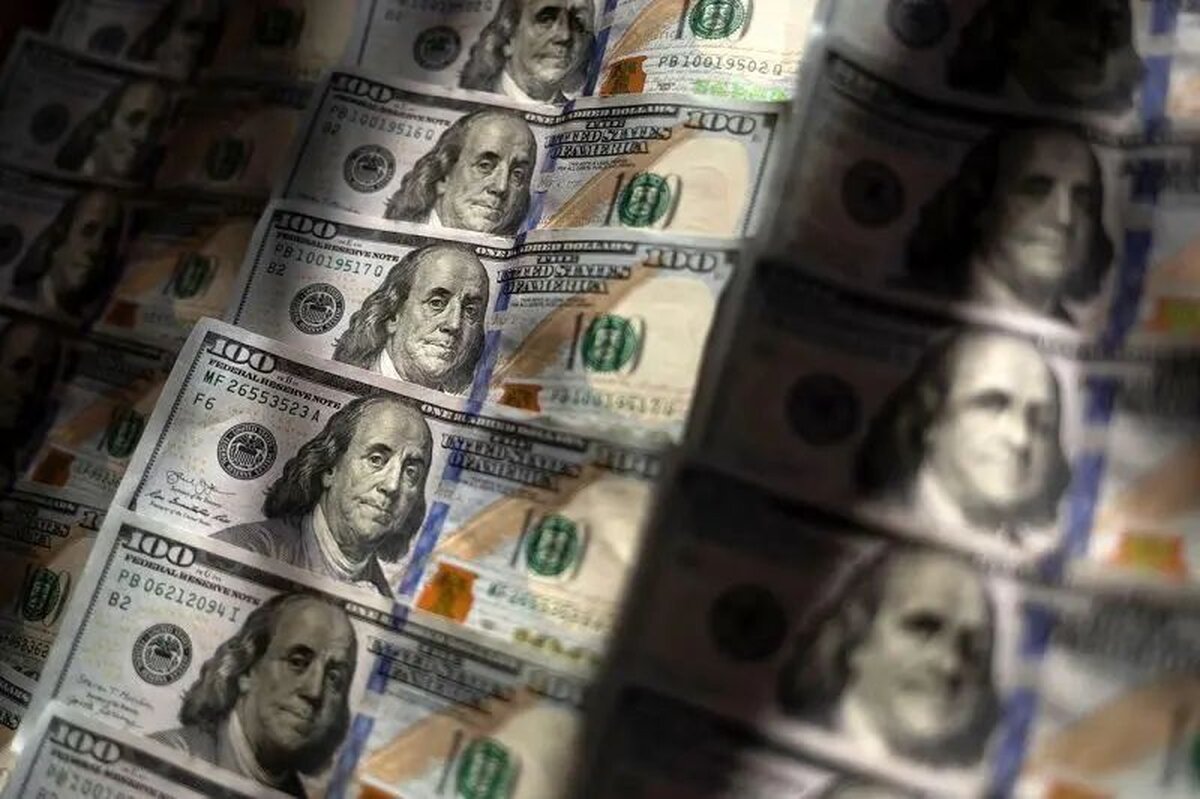 دلار در صرافی ملی منفجر شد! سقوط آزاد یا سکوی پرتاب؟ پیش‌بینی‌های داغ از بازار شنبه ۱۷ آبان ۱۴۰۴