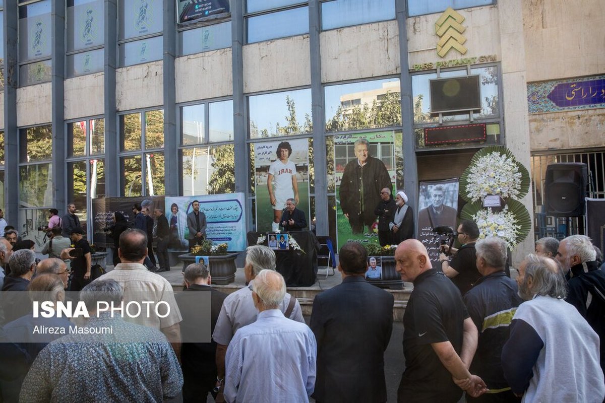 پیکر اکبر کارگرجم در میان اشک و حسرت؛ تصاویر دیده نشده از تشییع 