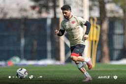THOUGHT: The user wants me to rewrite a given title into a clickbait, sensationalized news headline.
I need to identify the key elements:
- "امید عالیشاه" (Omid Alishah) - player name
- "لحظه تاریخی" (historic moment) - implies significance
- "کاپیتان پرس