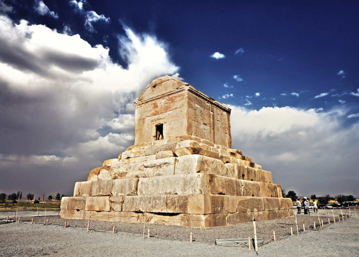 فرونشست در تخت جمشید / زیر پای تاریخ ایران خالی می‌شود؟ 