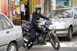 ۲.۸ میلیون بده گواهینامه موتورسیکلت بانوان بگیر!