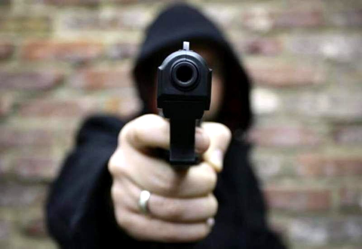 تهدید بازیکن فوتبال با اسلحه