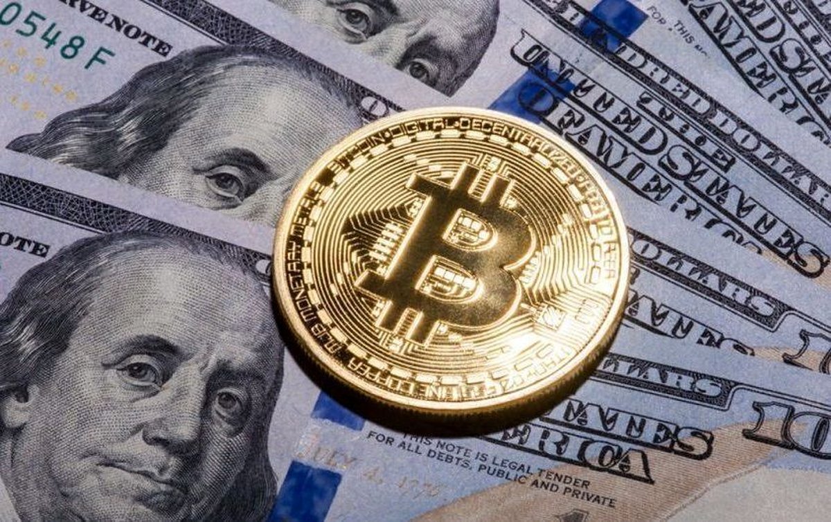انفجار قیمتی بیت کوین در ۱۱ بهمن ۱۴۰۴: بخریم یا بفروشیم؟