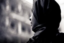 دختر جوان گرفتار یک مهمانی سیاه