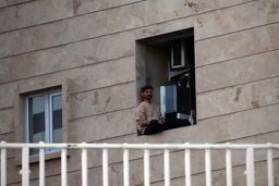 تصاویر شوکه‌کننده: 'عجیب‌ترین تماشاگر تاریخ فوتبال' در یک تراس!