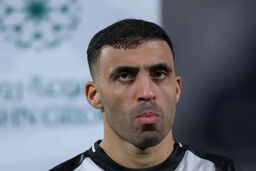 THOUGHT: The user wants me to rewrite a given title in a sensational, clickbait style suitable for a news website.
The original title is: "عبدالرزاق حمدالله:/ عاشق مربیان اروپایی شدیم و وطنی‌ها را فراموش کردیم!"
This translates to: "Abderrazak Hamdallah:/