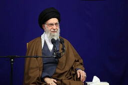 اخطار نهایی رهبر: گفتگو با معترض، برخورد قاطع با اغتشاشگران!